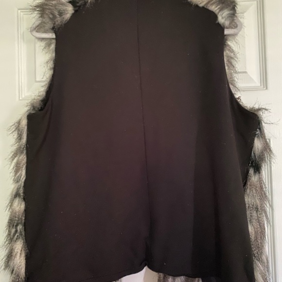 Vince Camuto Faux Fur Vest in Black and Gray - Picture 2 of 2
